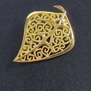 Vintage Lind Gal Leaf Brooch Gold Tone 2.5"  Openwork Textured Filigree Pin